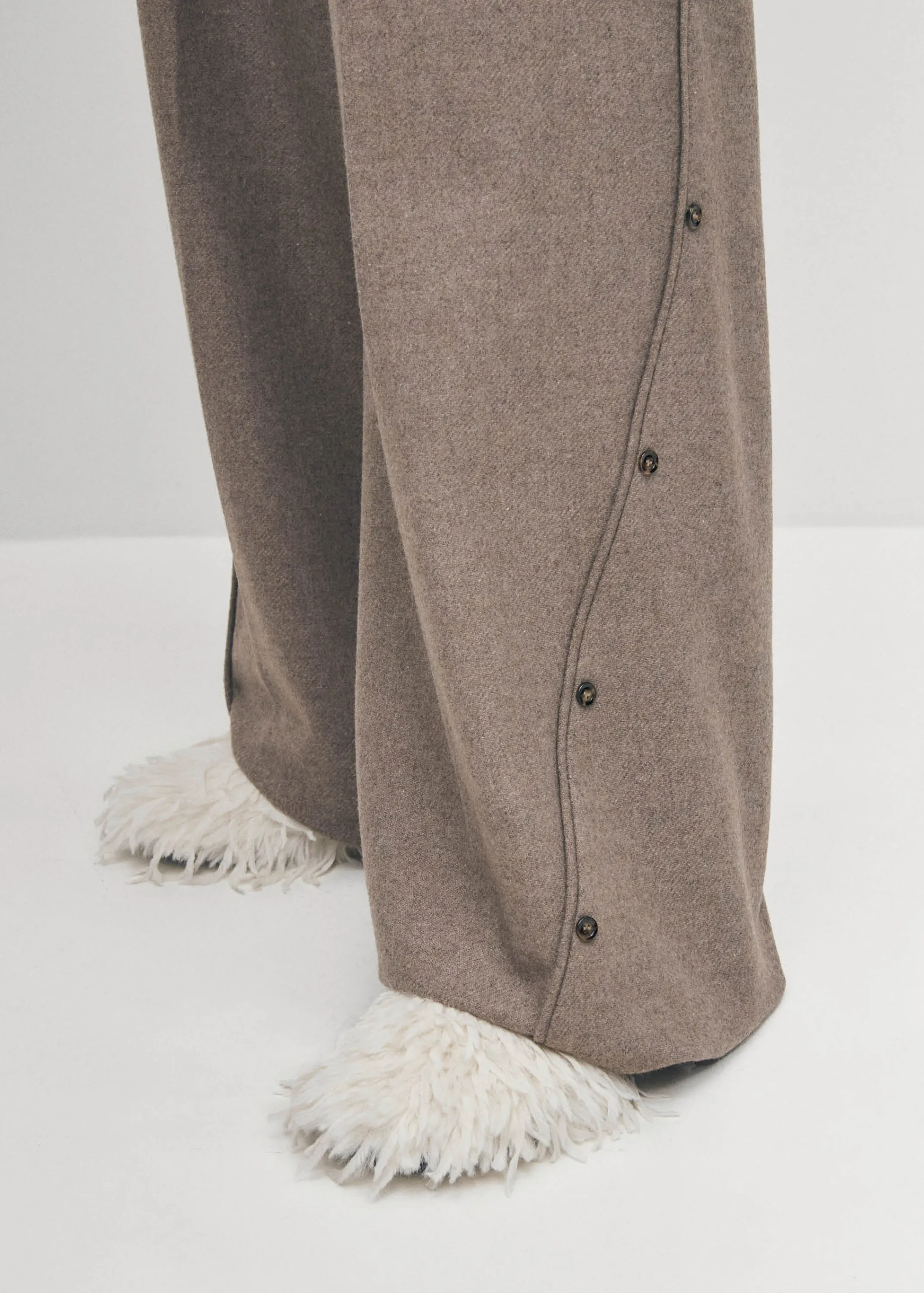 ALOHAS Maja Furry Cremefarbene Leder Pantoletten< Mules