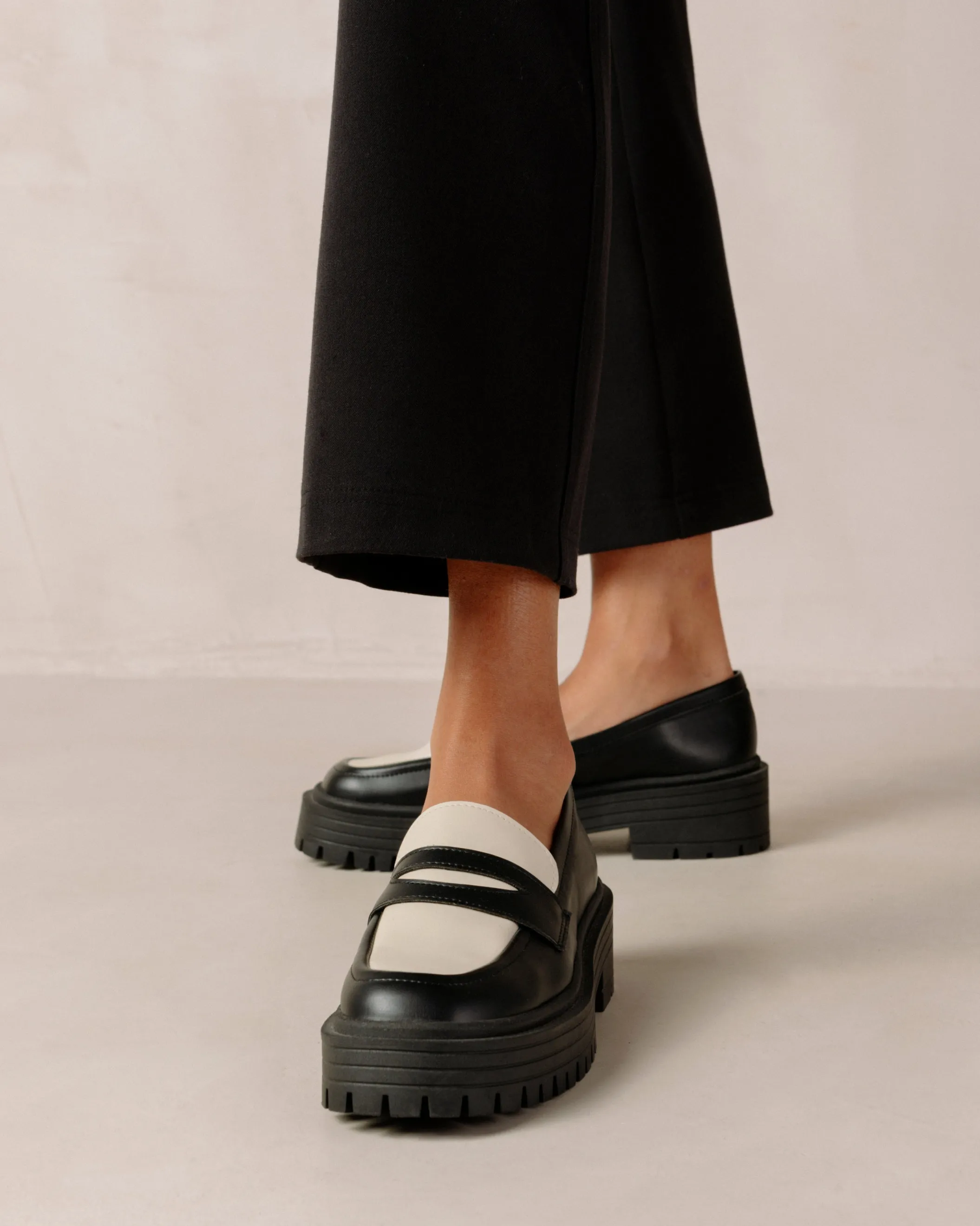ALOHAS Mask Bicolor Black Vegan Leather Loafers< Vegan